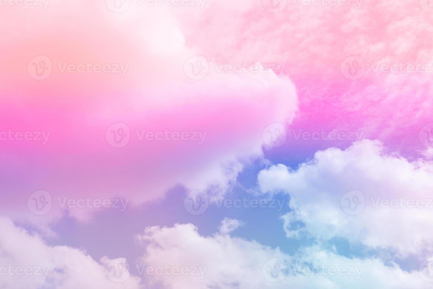 schoonheid zoete pastel roze blauw kleurrijk met pluizige wolken aan de hemel. regenboog afbeelding in meerdere kleuren. abstracte fantasie groeiend licht foto