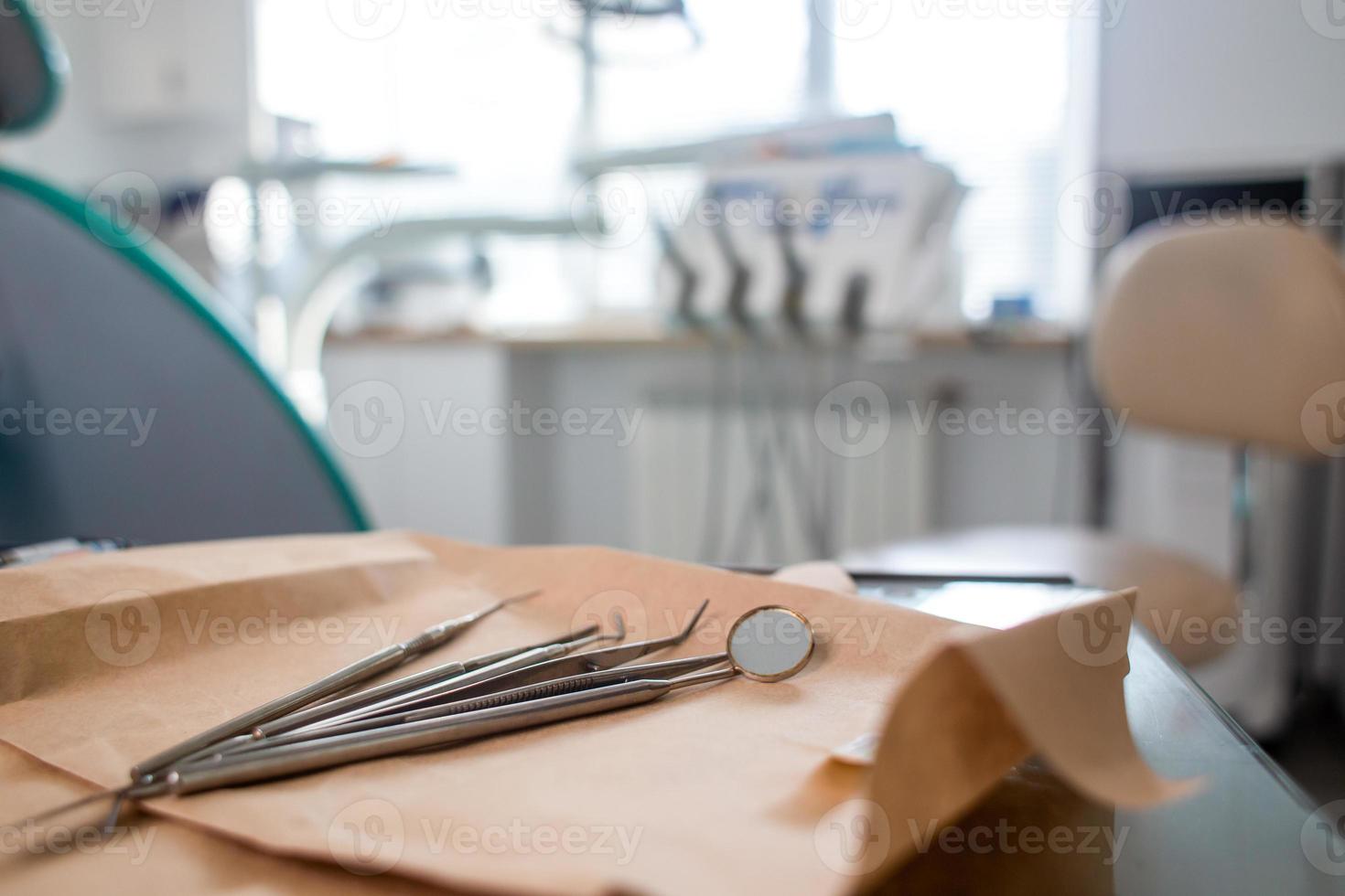 tandheelkundige instrumenten. controle en tandheelkundige behandeling in een tandheelkundige kliniek. foto