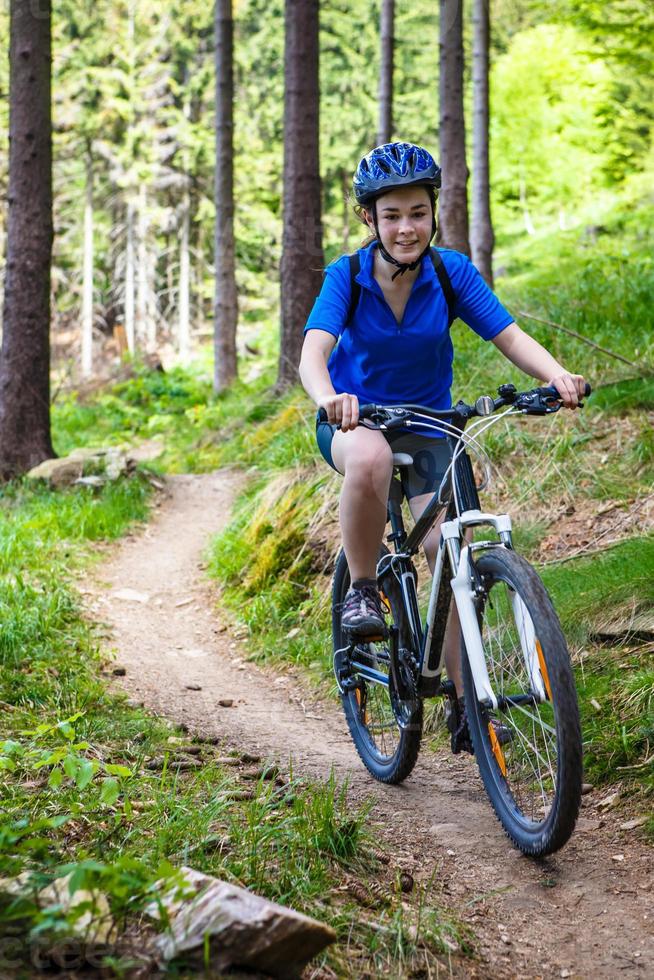 meisje fietsten op bospaden foto
