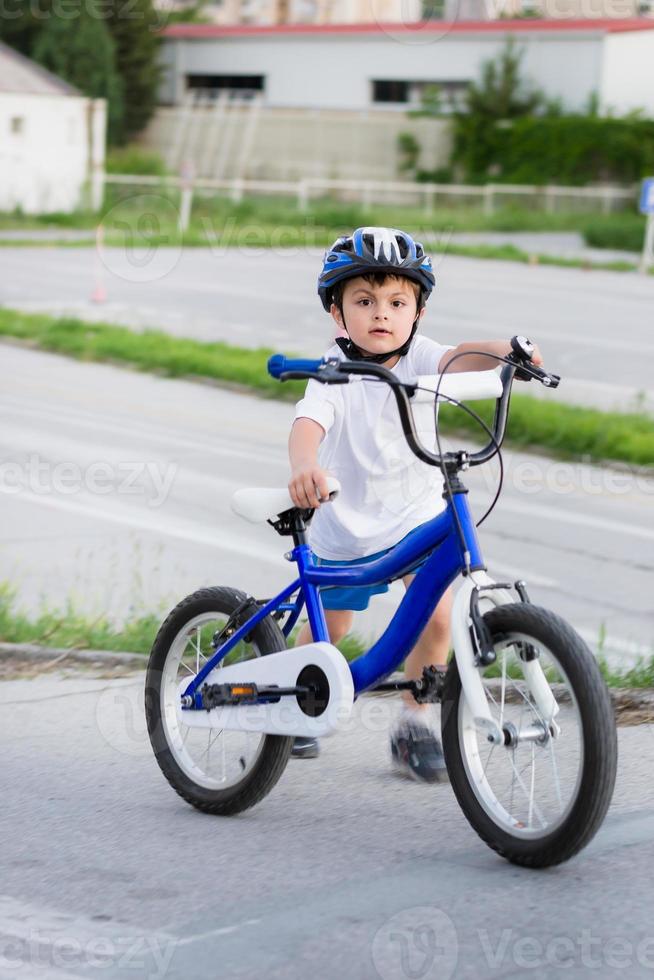 jongen fietsen foto