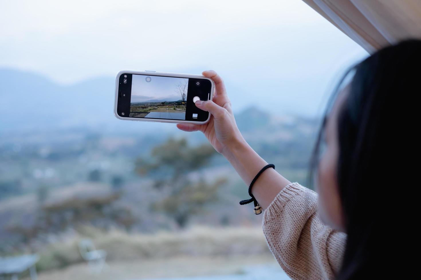 vrouw die smartphone gebruikt, maak een foto in khao kho, thailand