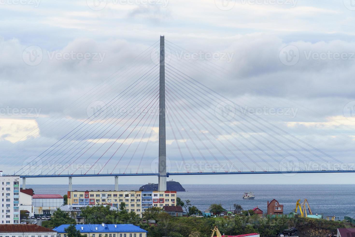 Russische brug tegen de achtergrond van de zee. vladiovtsok, rusland foto