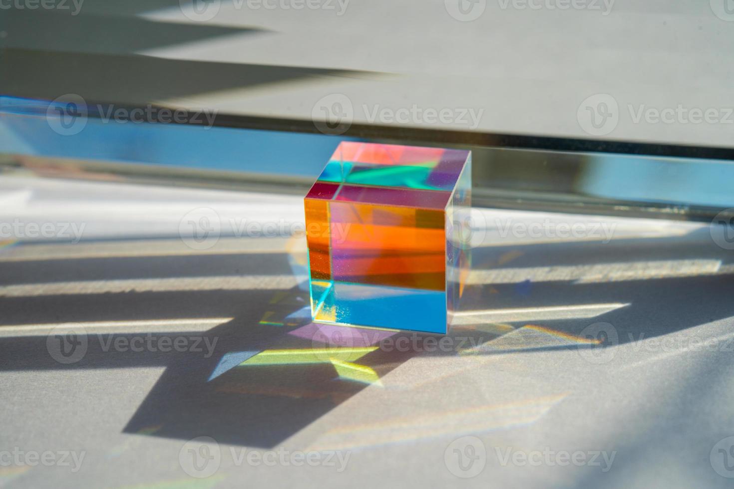 abstracte achtergrond met veelkleurige transparante prisma foto