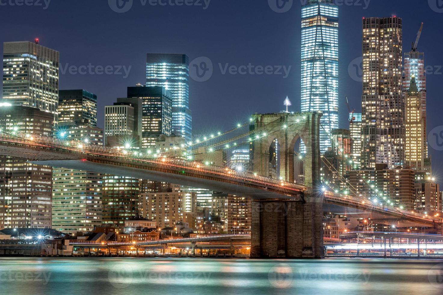 brooklyn bridge en new york city downtown in schemering foto