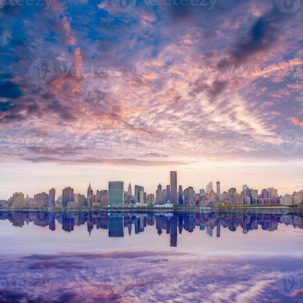 Manhattan New York skyline bij zonsondergang East River foto
