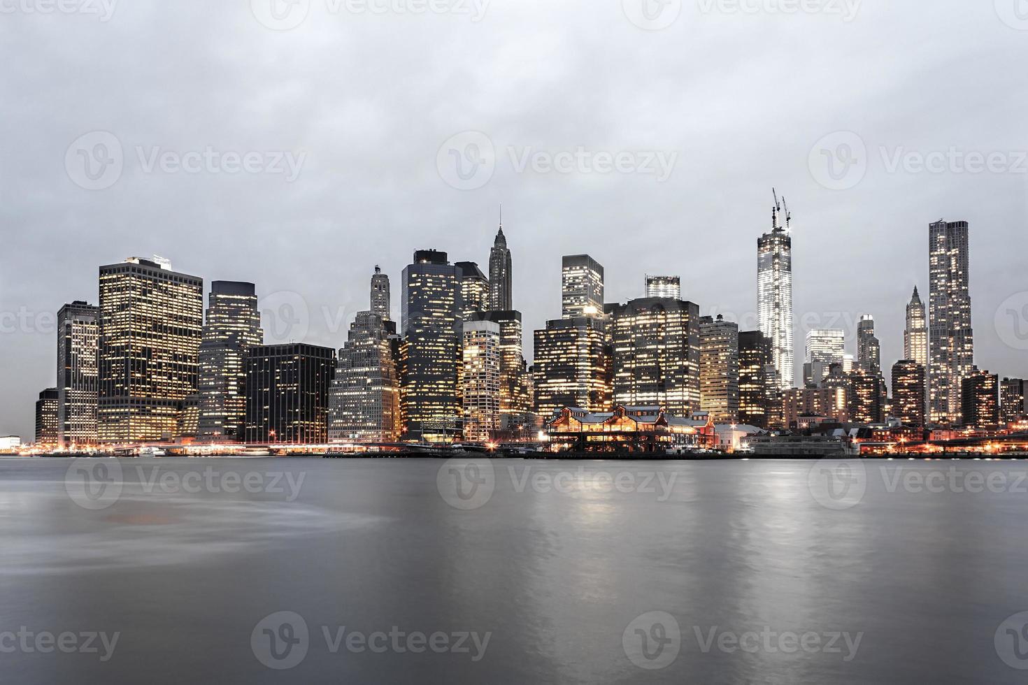 De financiële districtshorizon van de stad van New York bij schemering foto