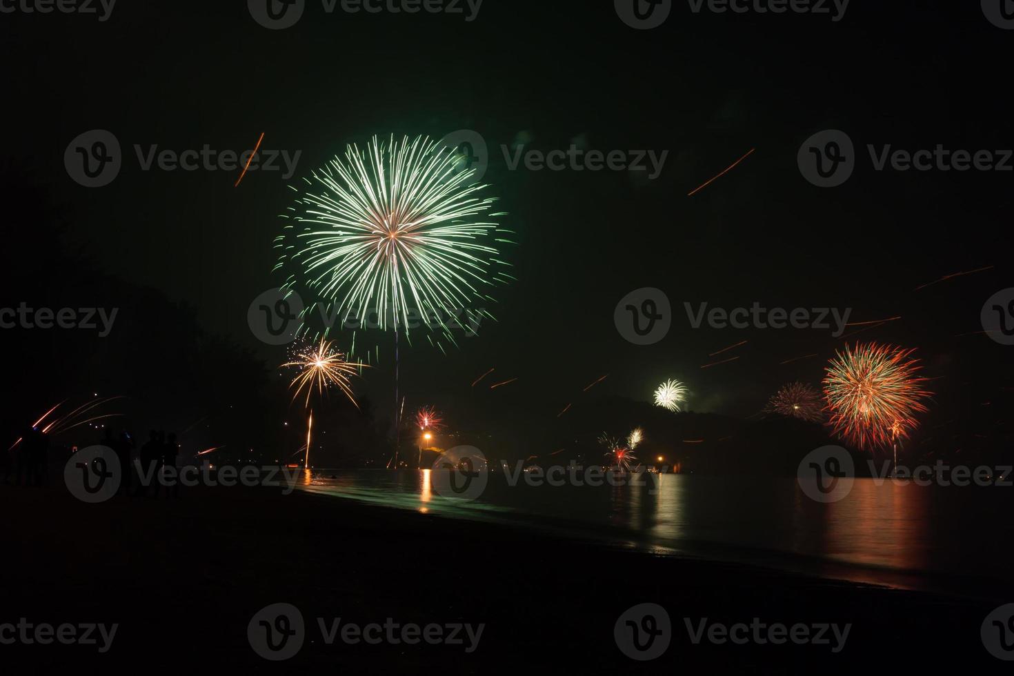 prachtig vuurwerk dat nieuwjaar op het strand viert foto