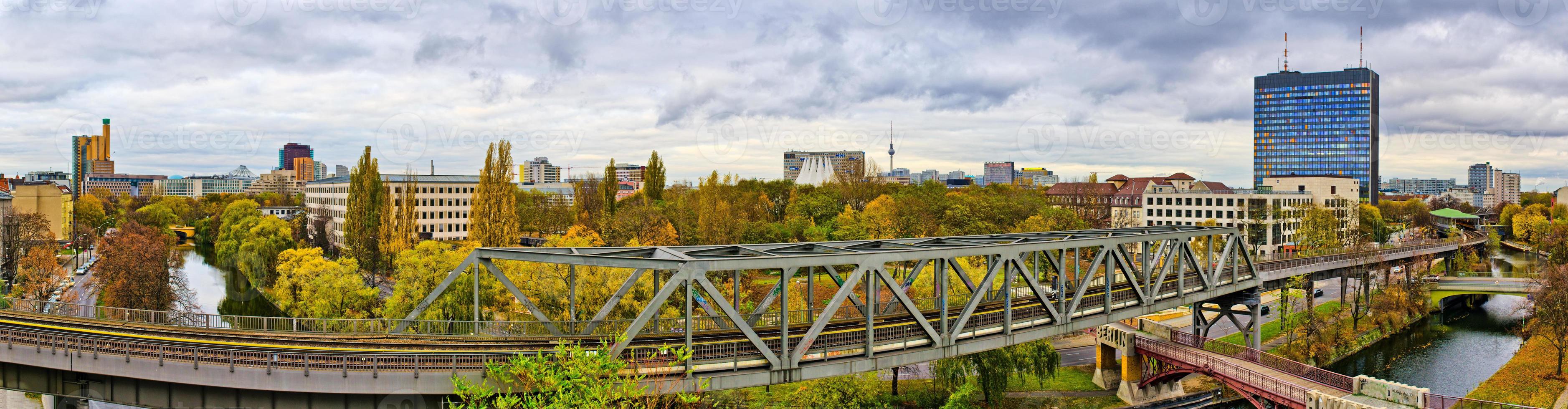 panorama in Berlijn met spoorweg op het eerste vliegtuig foto