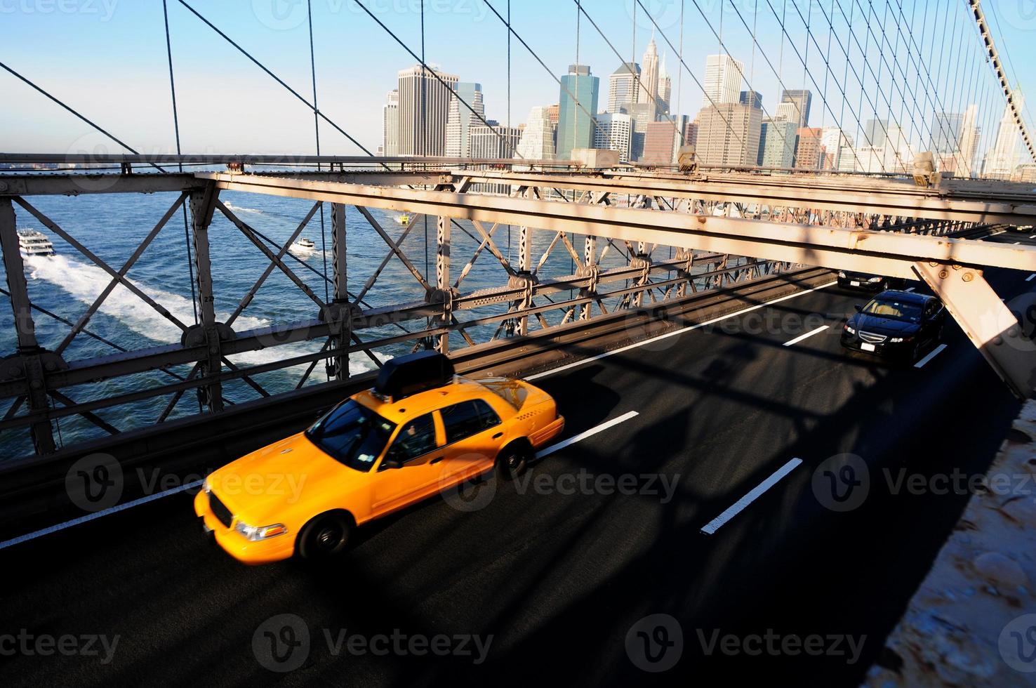 De gele taxi van New York, de brug van Brooklyn foto