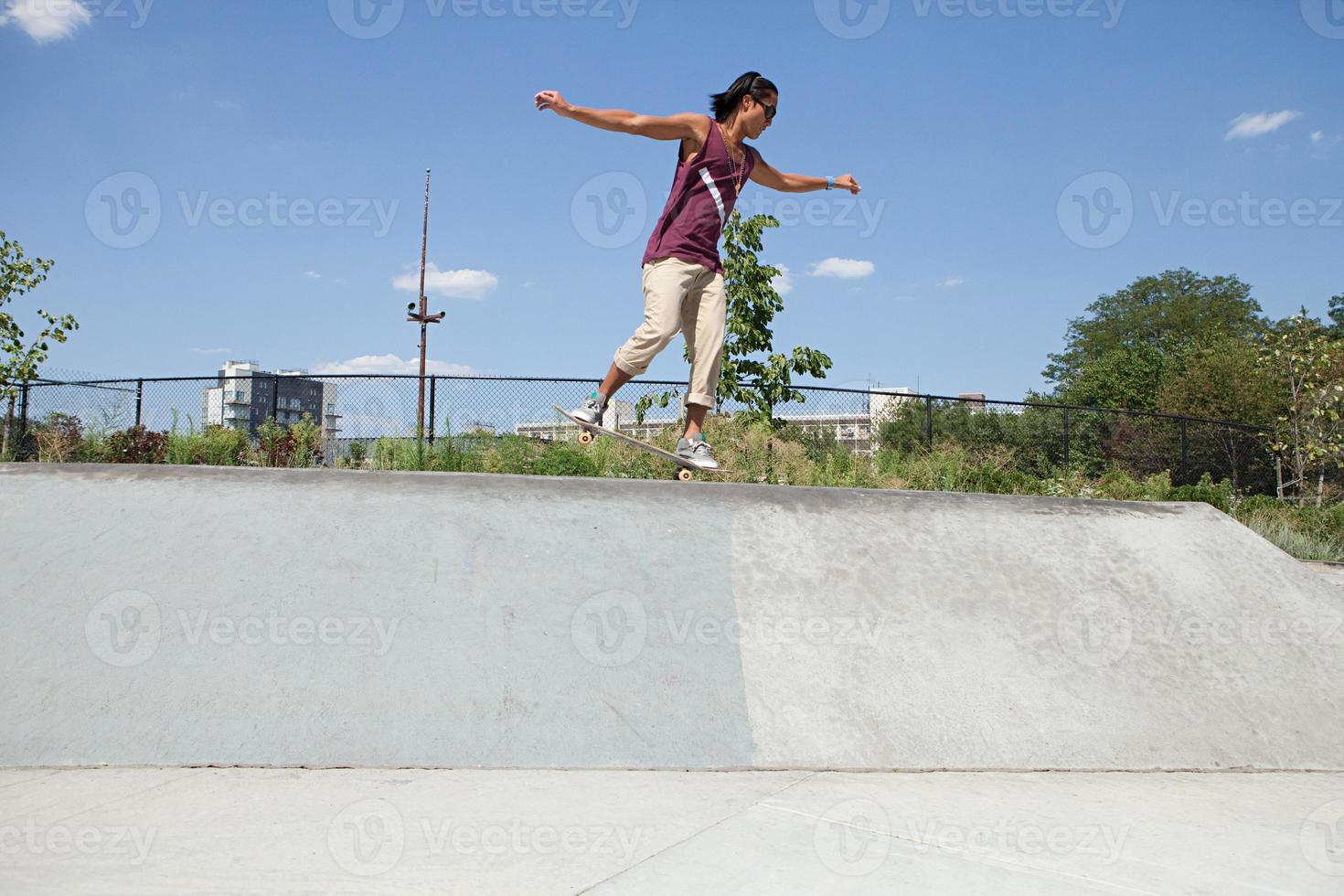skateboarder op oprit bij skatepark foto