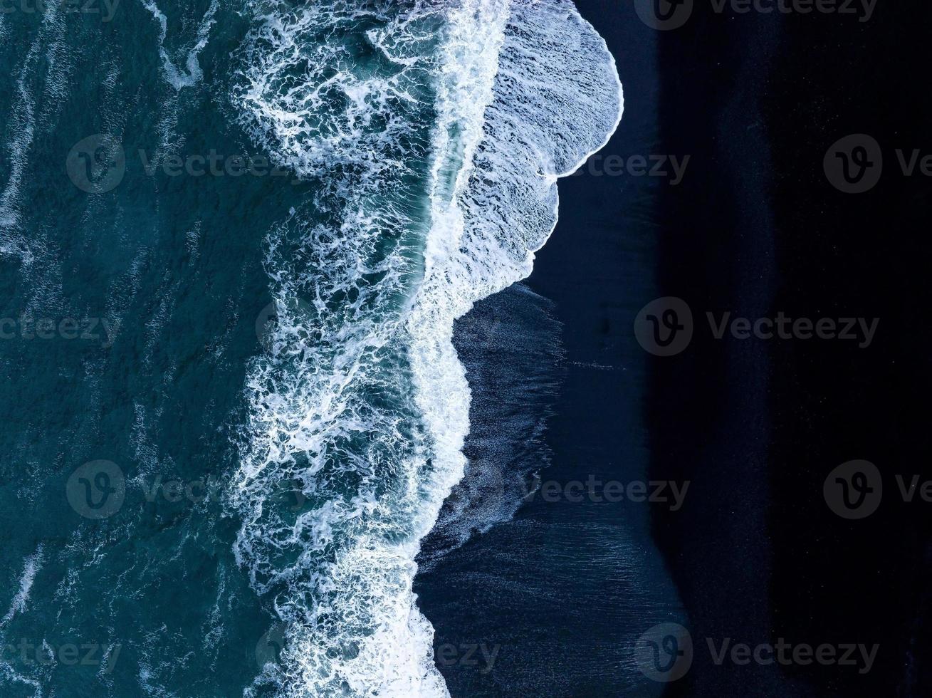 IJsland zwart zandstrand met enorme golven bij reynisfjara vik. foto