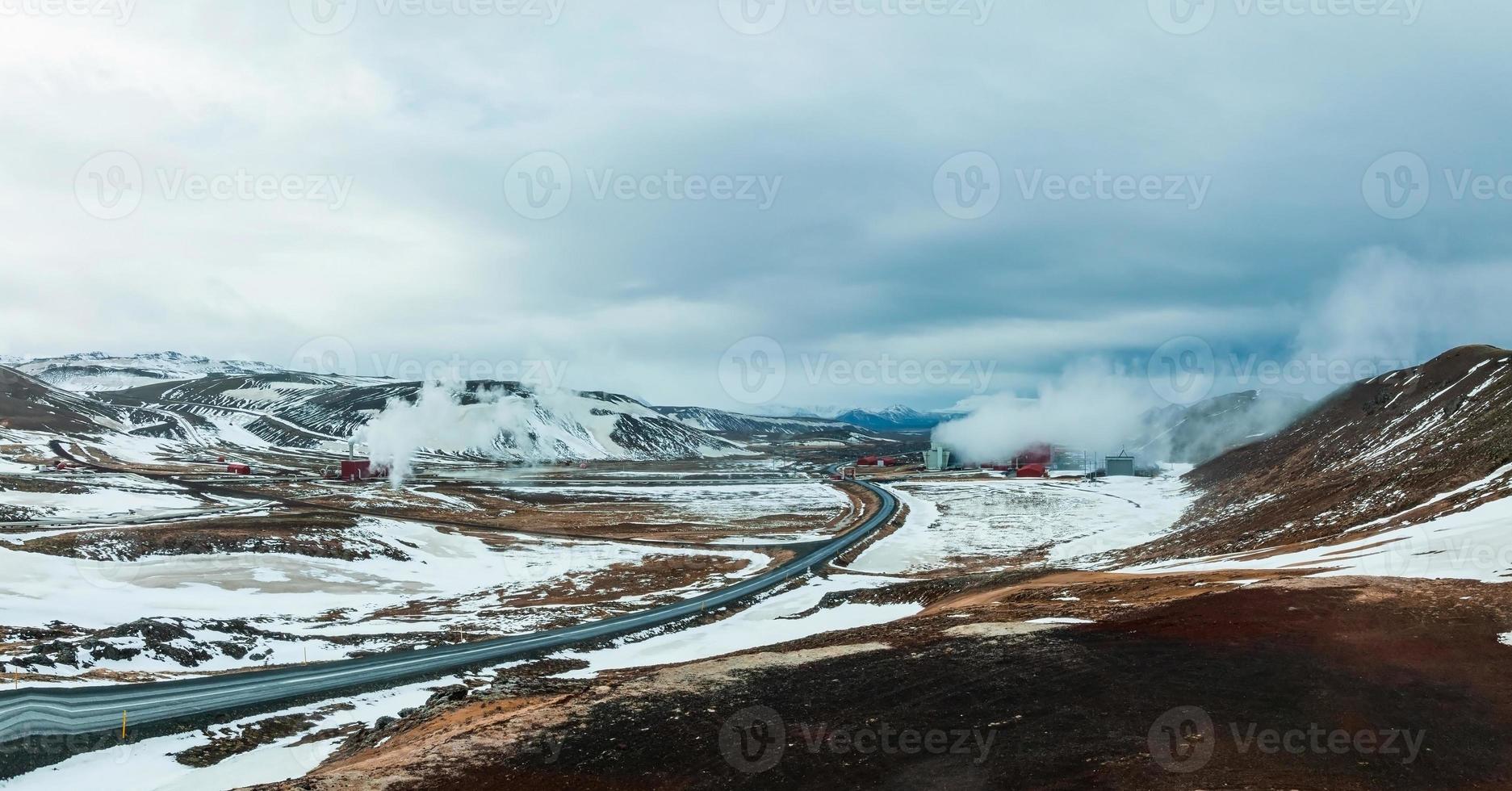 luchtfoto van de krafla-elektriciteitscentrale in ijsland. foto