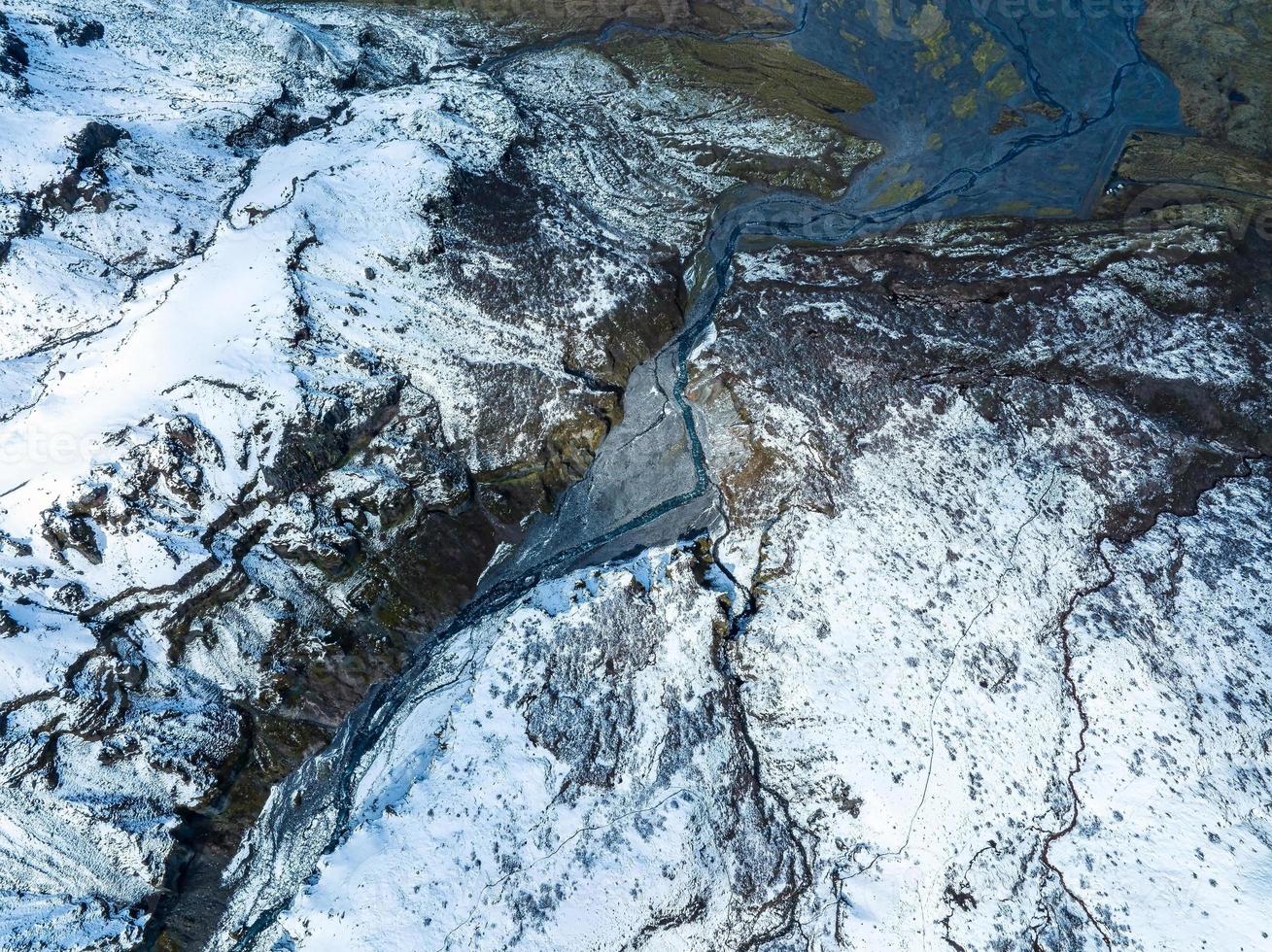 luchtfoto van de gletsjers en besneeuwde bergen in ijsland. foto