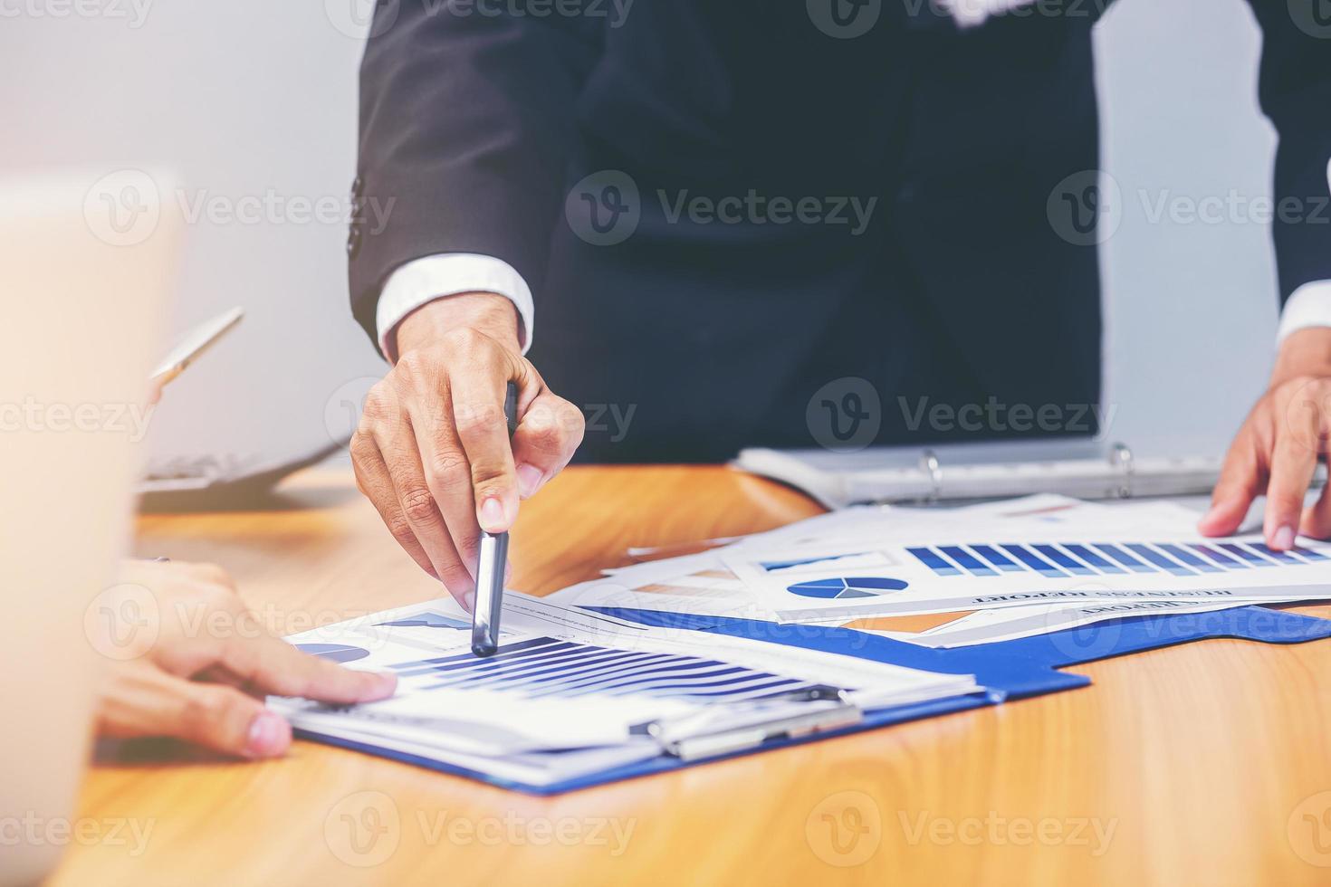 bijsnijden afbeelding van zakenmensen die bijeenkomen om de situatie over de marketing van het jaarplan te bespreken. geselecteerde focus foto