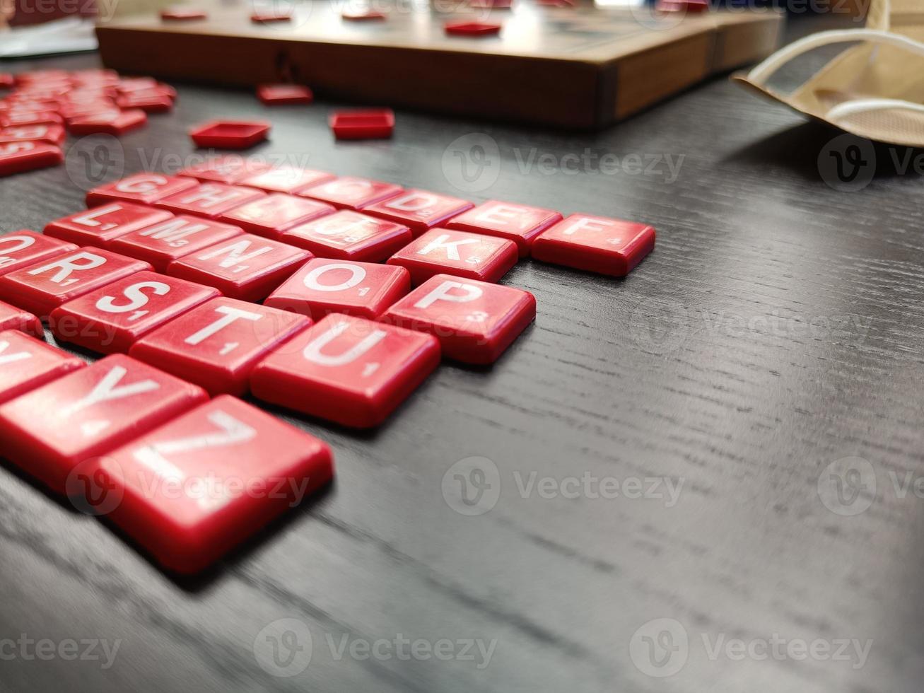 zijaanzicht engels alfabet abc opgesteld op een houten tafel. kunst concept foto