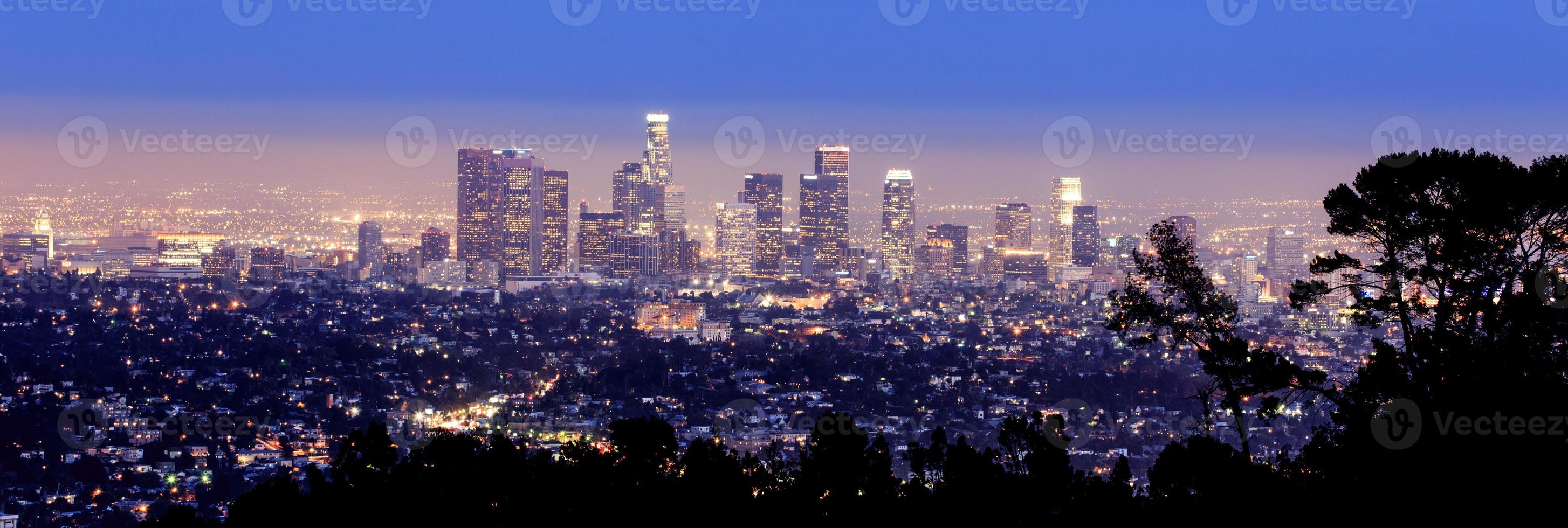 Los Angeles skyline bij schemering foto