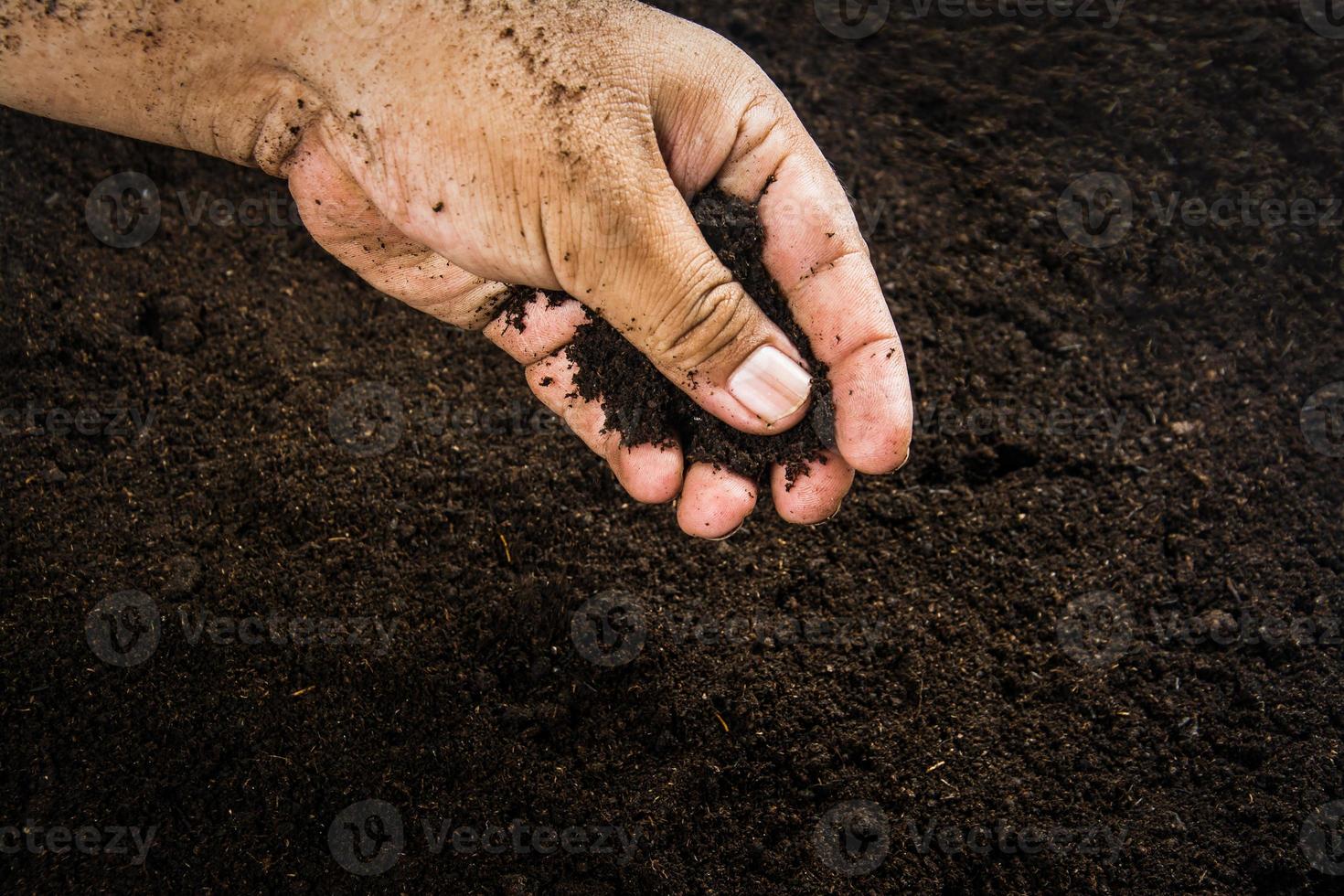 handen vuil met klei, bodemachtergrond foto
