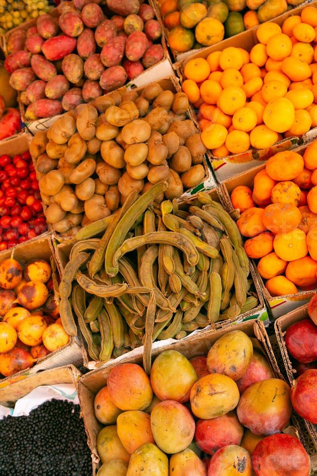 verse groenten en fruit op de lokale markt in lima, peru. marktgroenten verkocht door lokale boeren. foto