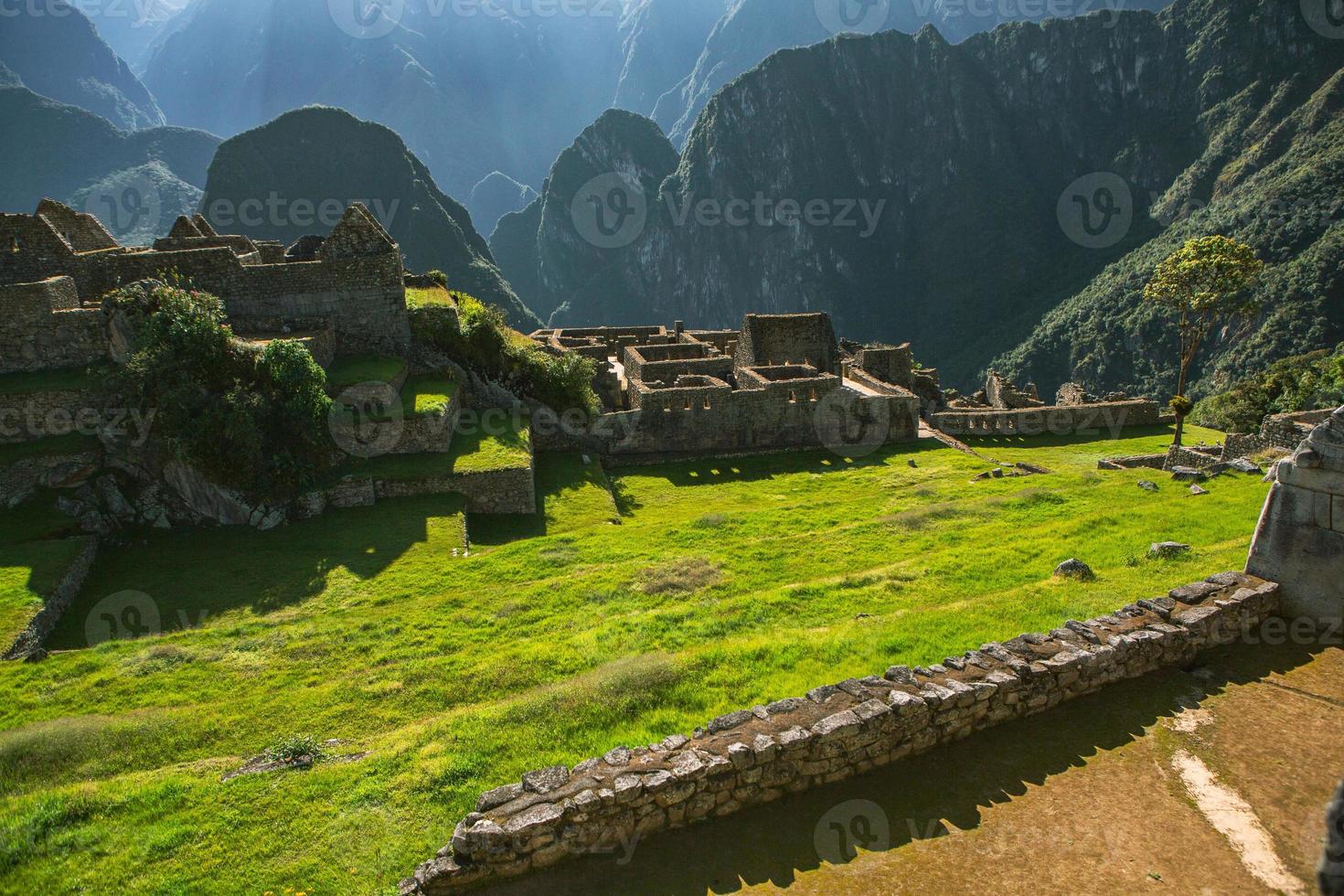 wereldwonder machu picchu in peru. prachtig landschap in het Andesgebergte met inca heilige stadsruïnes. foto