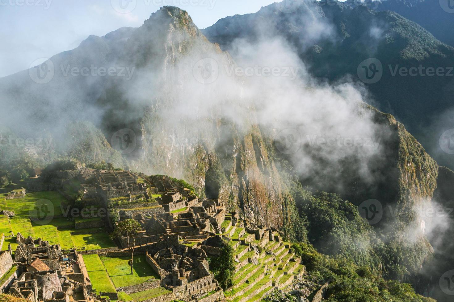 wereldwonder machu picchu in peru. prachtig landschap in het Andesgebergte met inca heilige stadsruïnes. foto