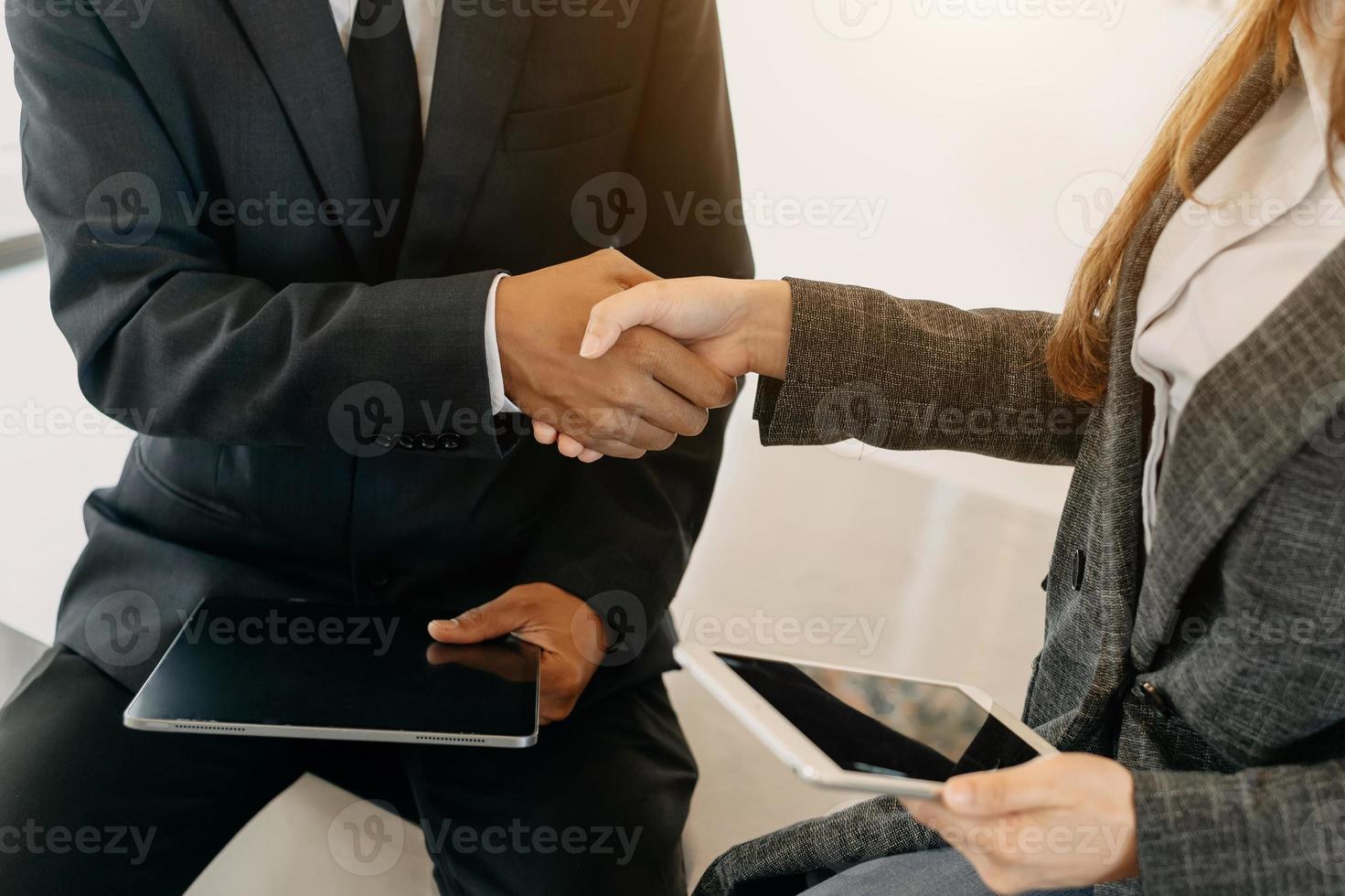zakelijk partnerschap handdruk concept.photo twee collega's handshaking process.successful foto