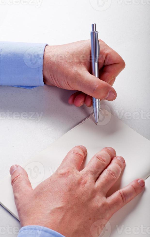 handen van een man schrijven foto