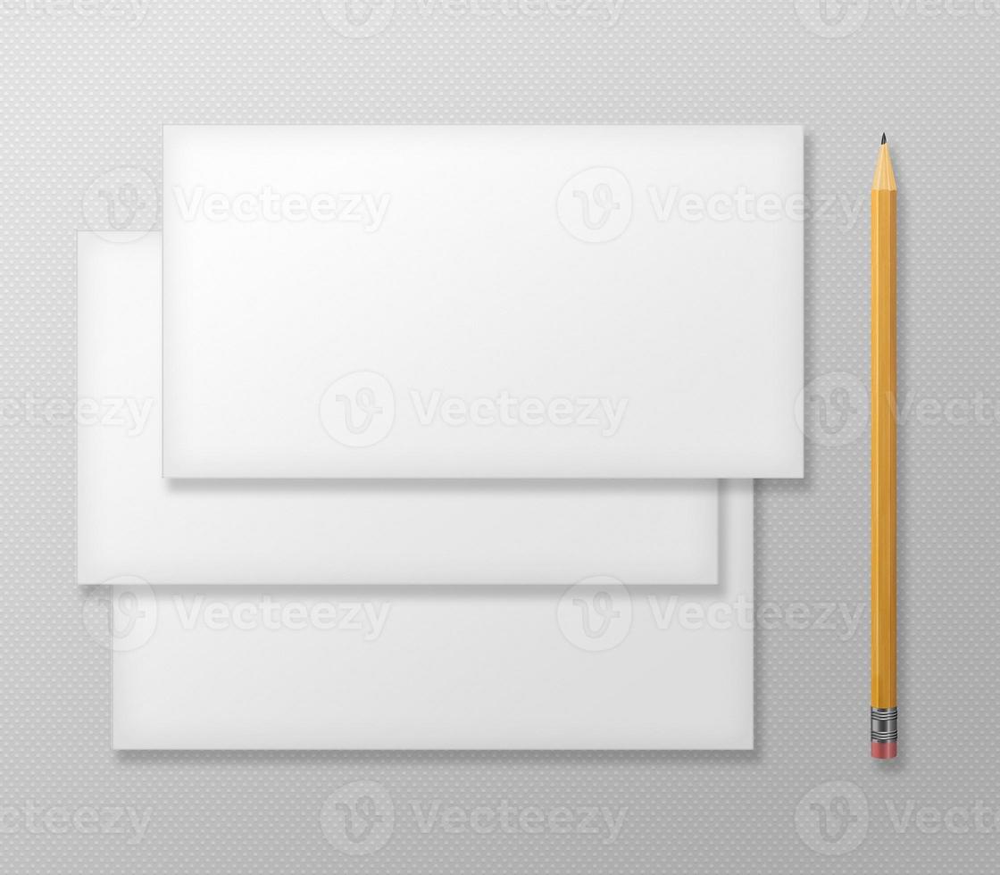 set van lege enveloppen met geel potlood op grijze achtergrond. foto