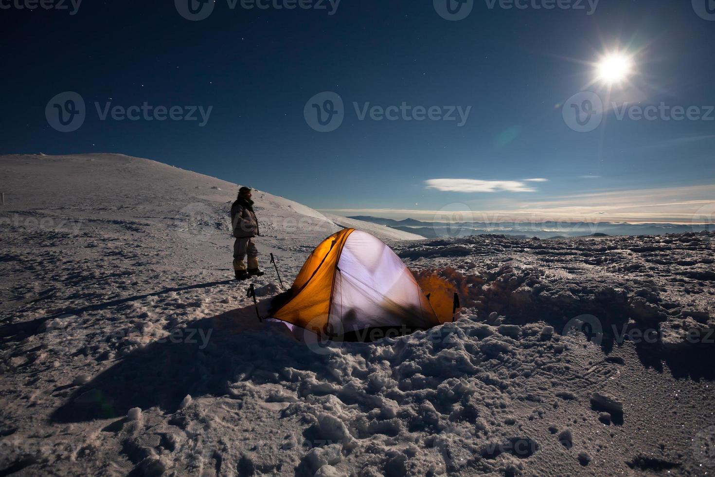 kamperen tijdens winterwandelen in de Karpaten foto