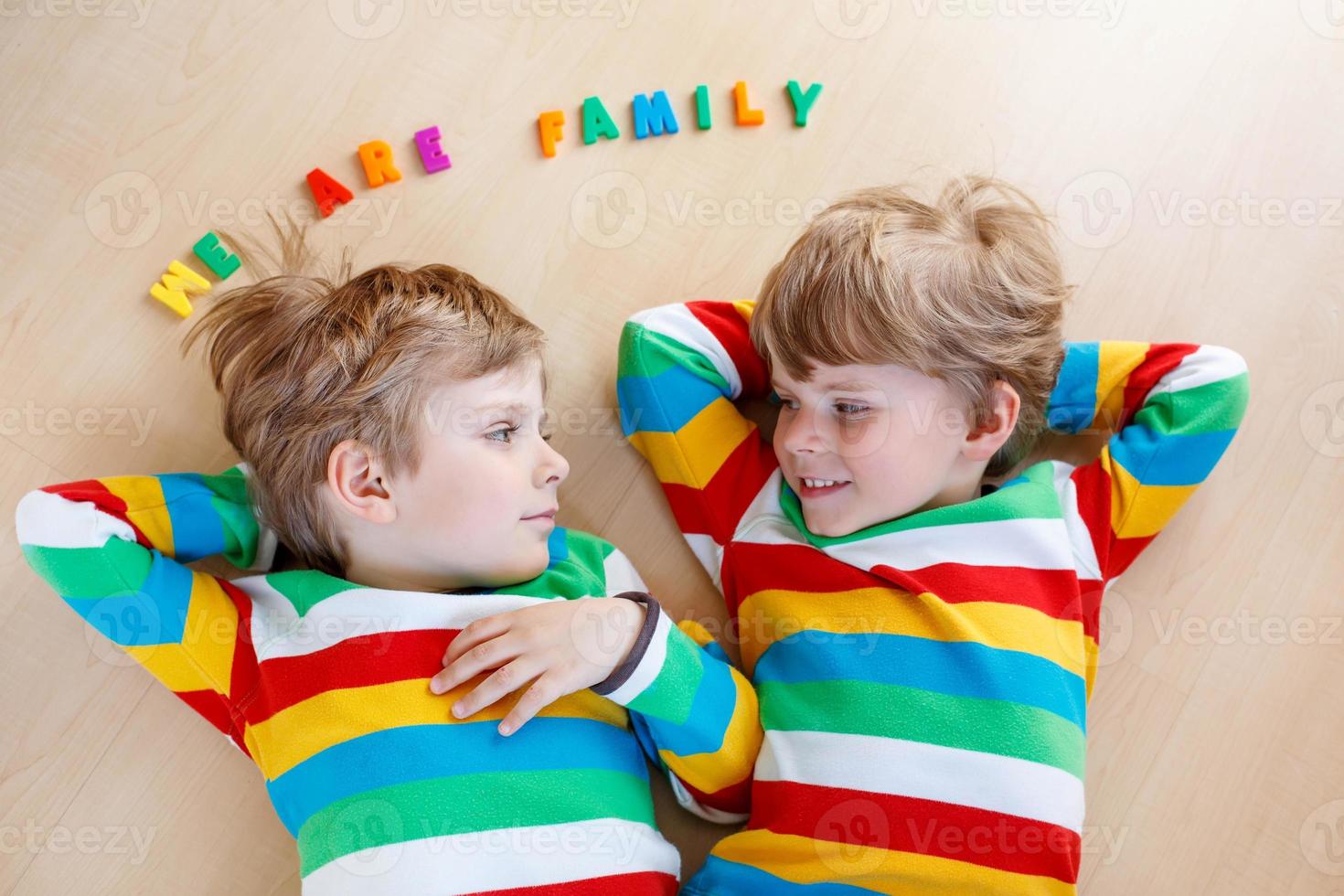 twee kleine broer of zus jongens plezier samen, binnenshuis foto