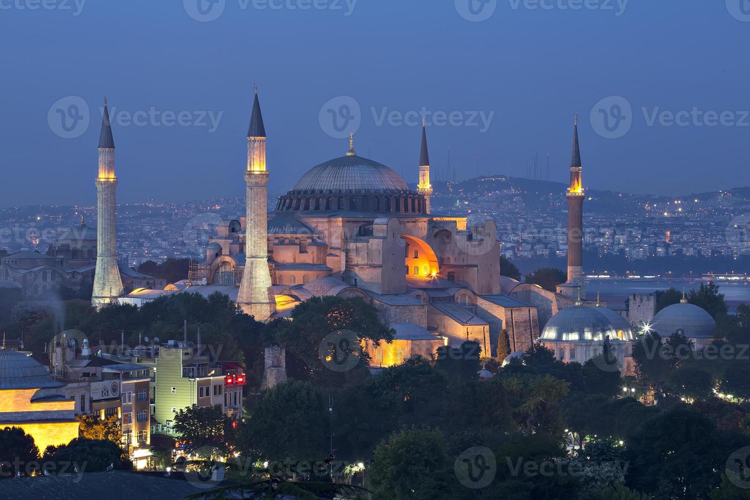 istanbul - hagia sophia 's nachts verlicht foto