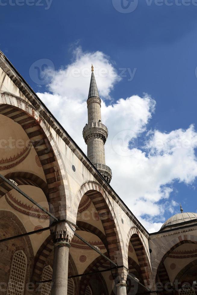 uitzicht op blauwe moskee binnenplaats foto