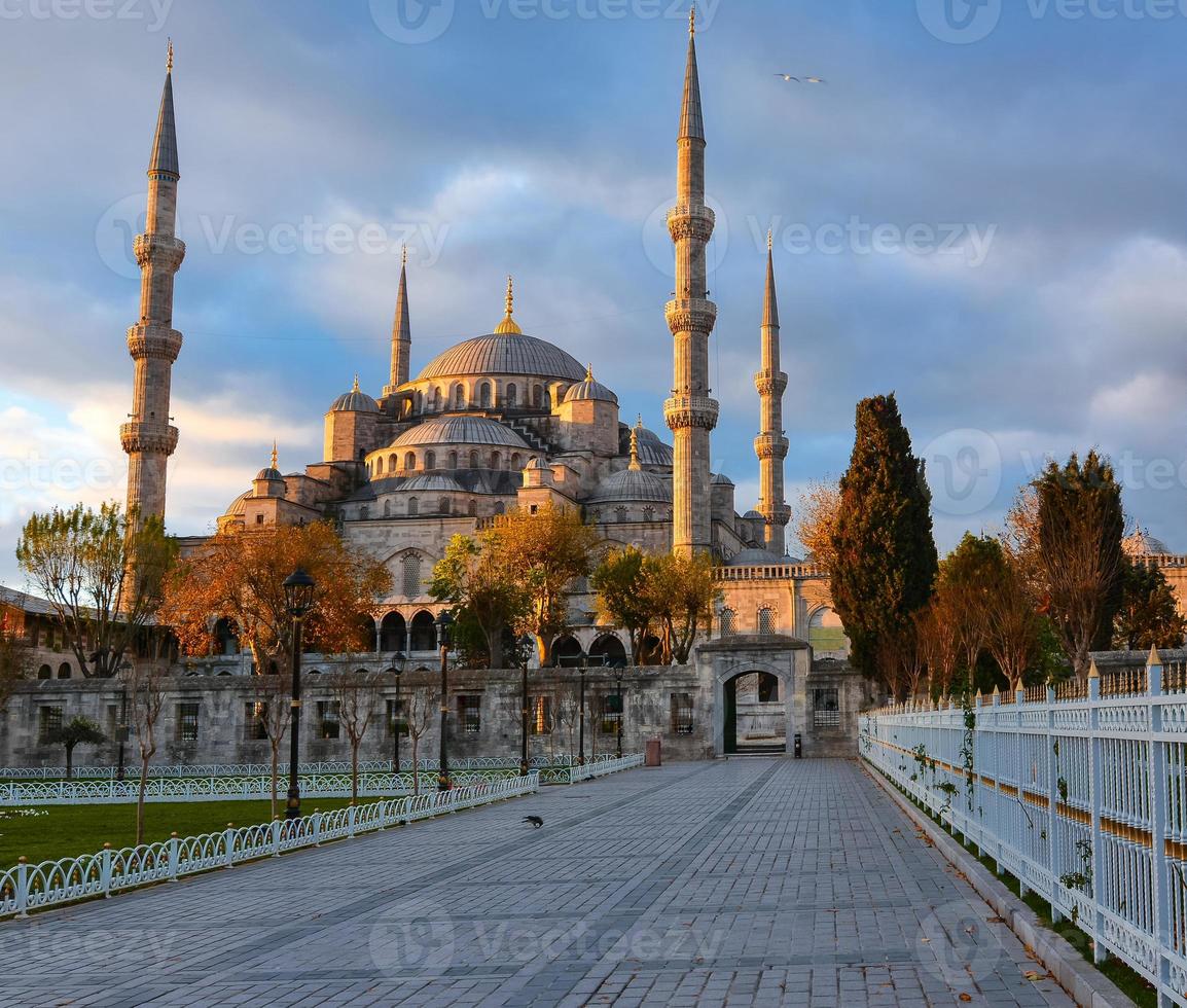 blauwe moskee, istambul in zonsopganglichten foto