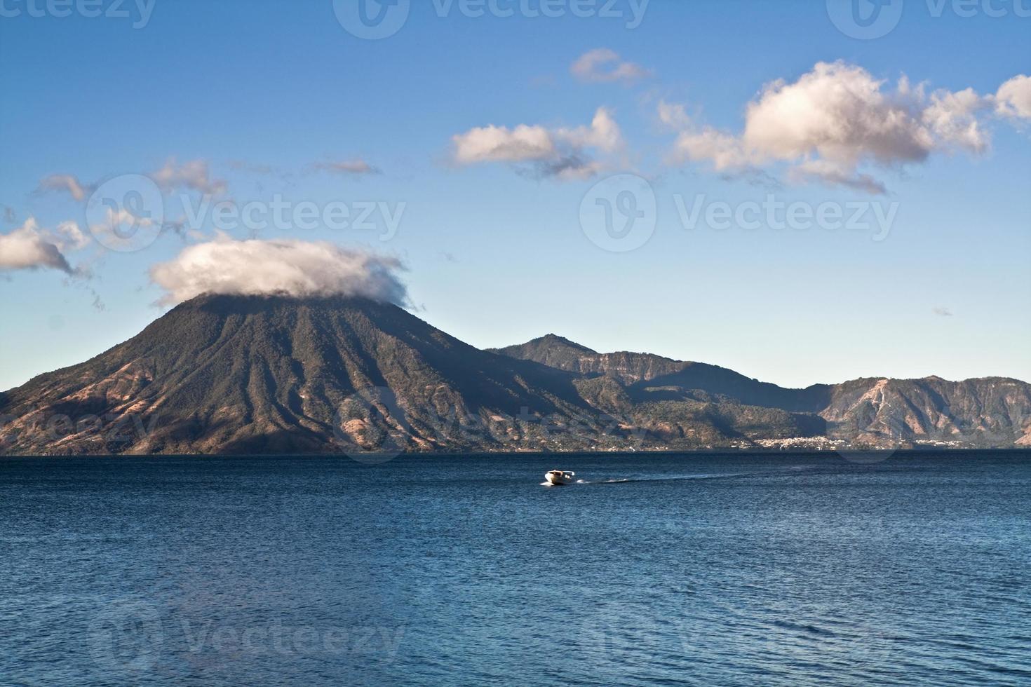 lago attilan in panajachel, guatemala foto
