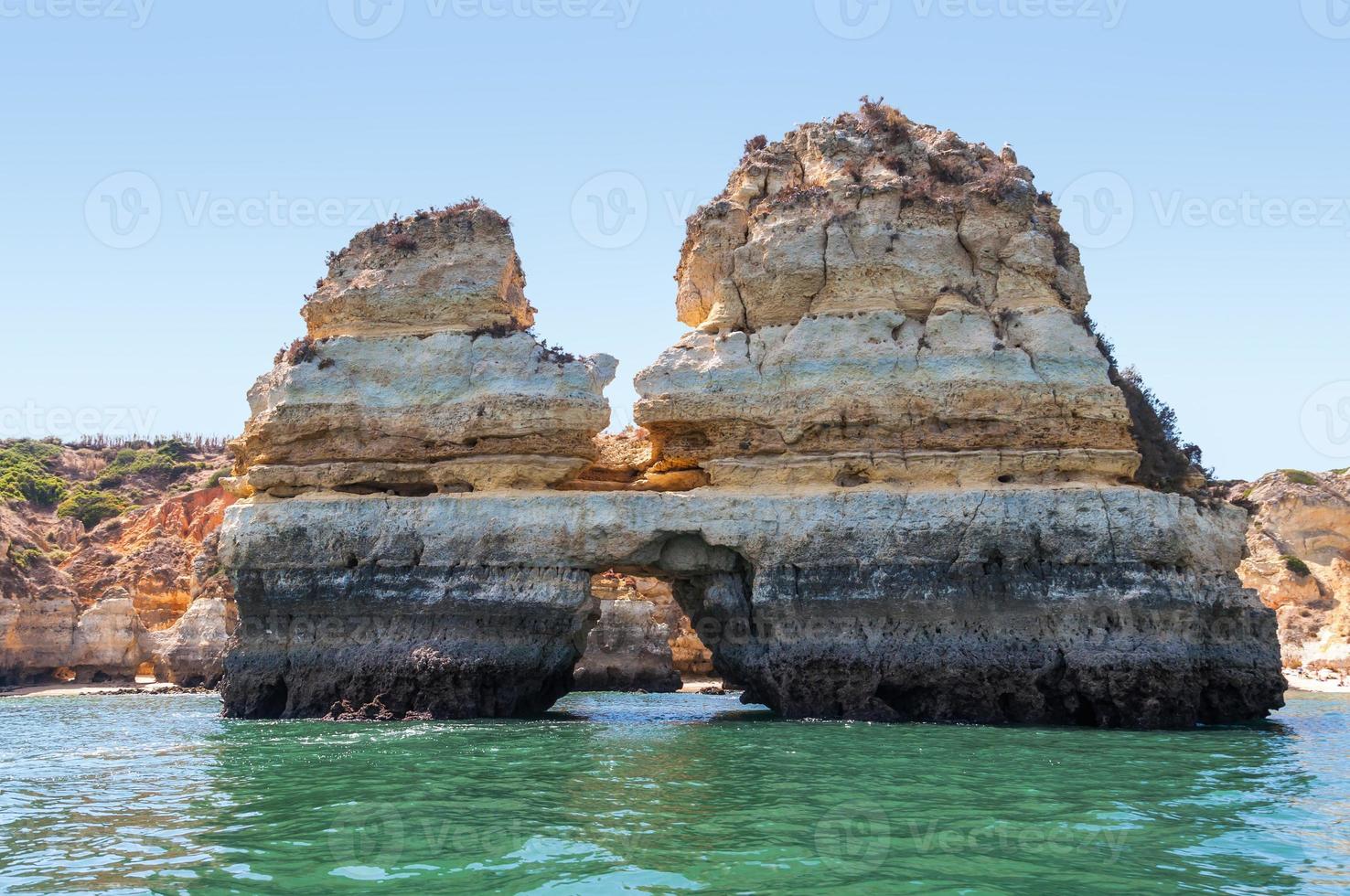 rotsformaties bij lagos gezien vanaf het water foto