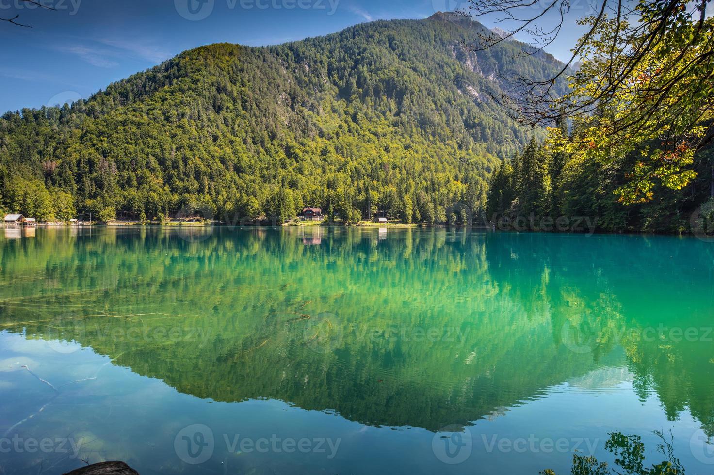 Lago di Fusine - Mangart-meer in de zomer foto