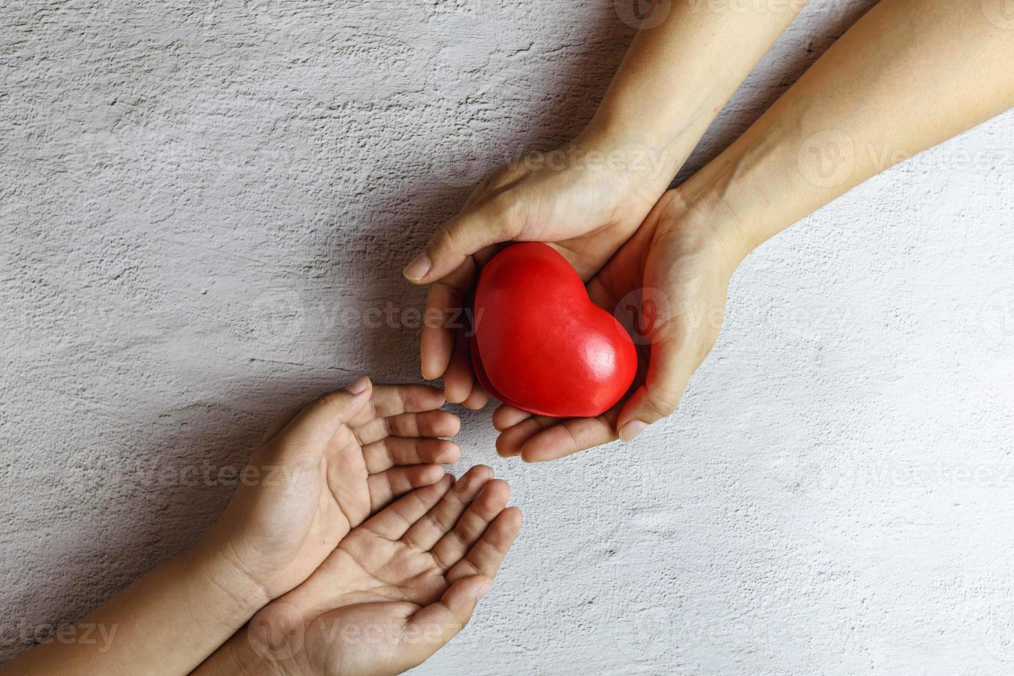 hart in de hand geven hart donatie concept. foto