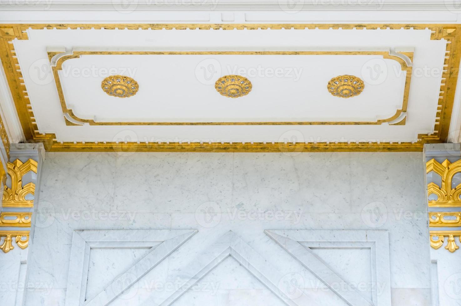 gouden bloemsculptuur aan het plafond. foto