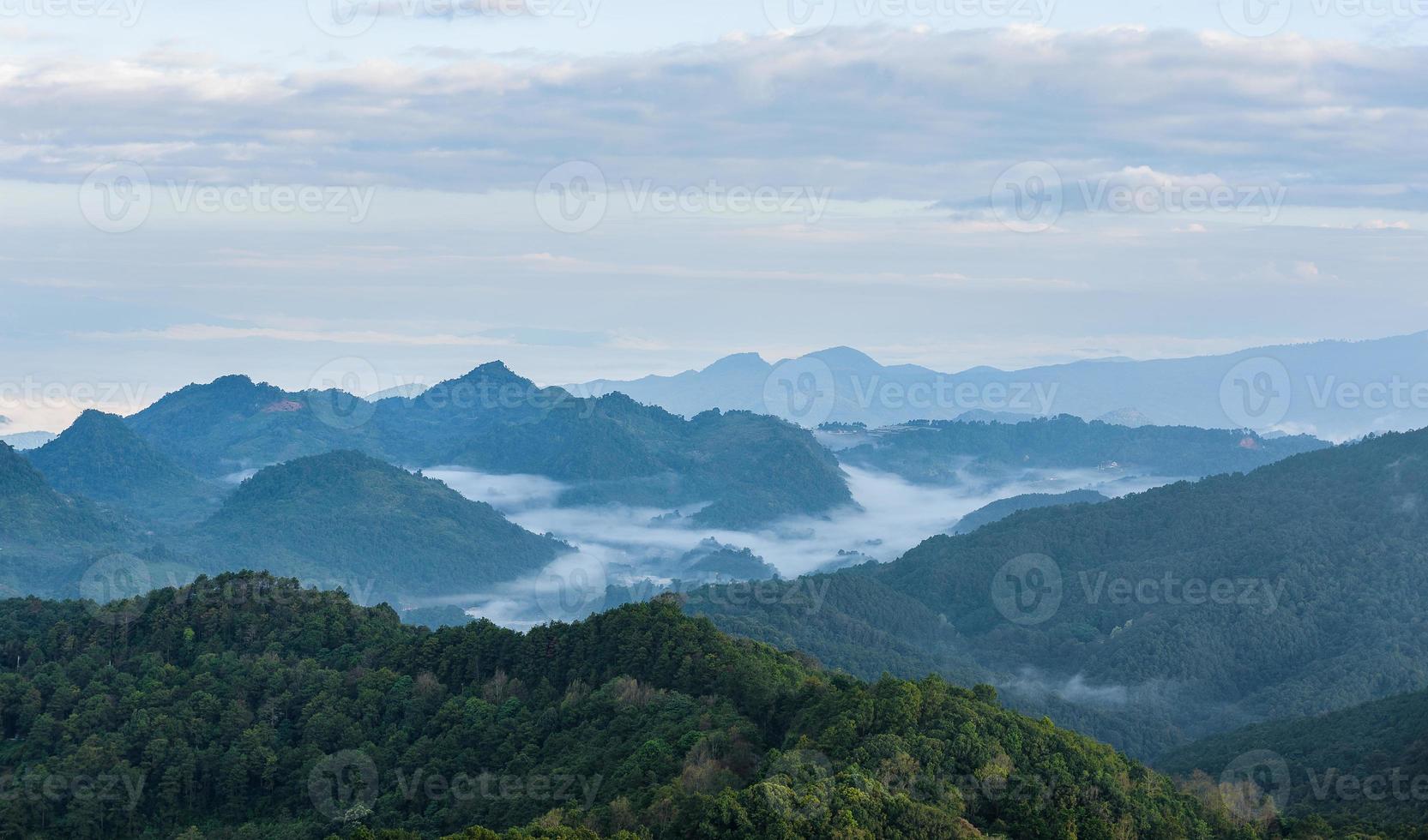 mist en cloud bergdal landschap foto