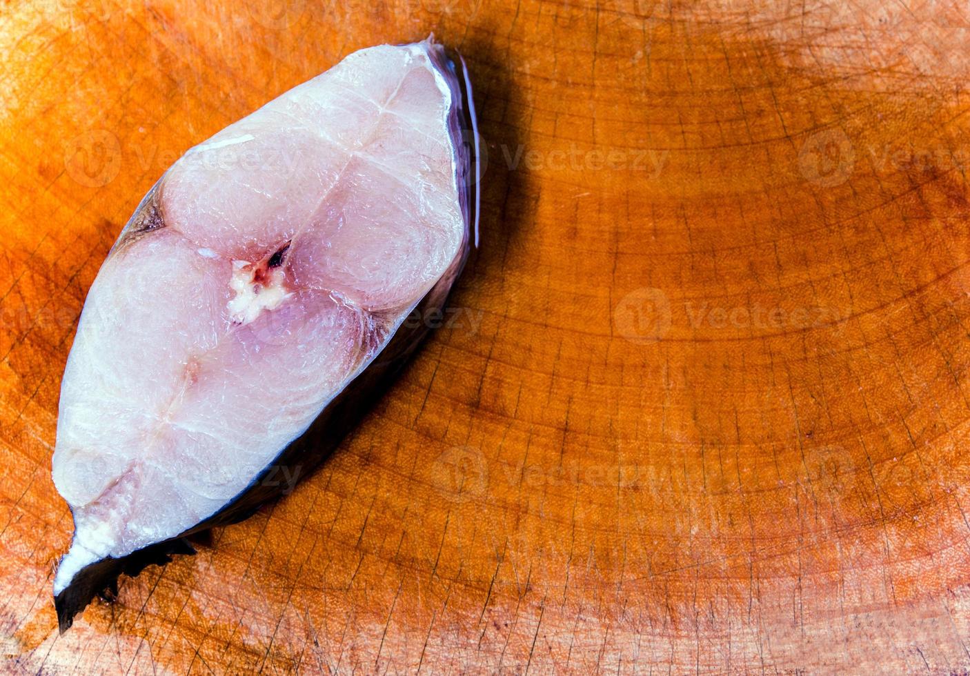 stukjes makreel op een houten snijplank foto