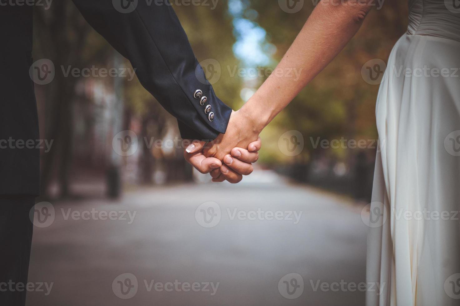 paar hand bij elkaar te houden in het park foto