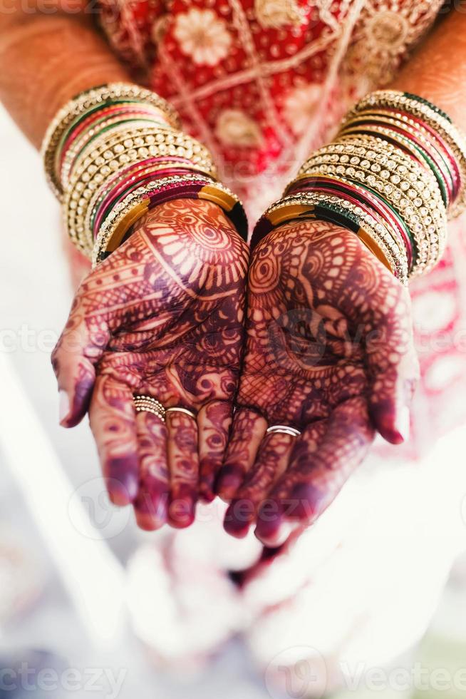 twee handen samen in een handpalm met henna-tatoeages foto