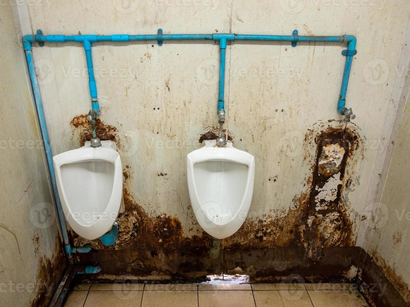 de vuile urinoirrij van het tijdelijke toilet in het station. foto