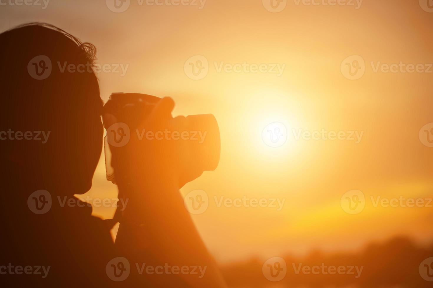 vrouwen natuurfotograaf met digitale camera op de berg foto