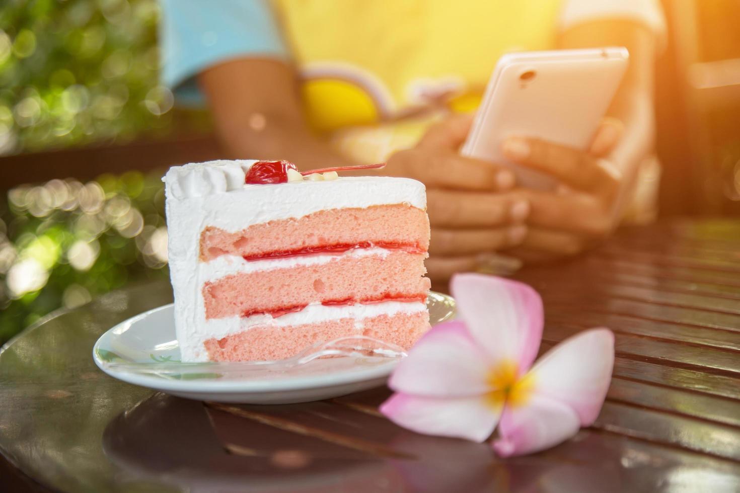 Valentijn bitterkoekjes met koffie op houten tafel. getinte afbeelding foto