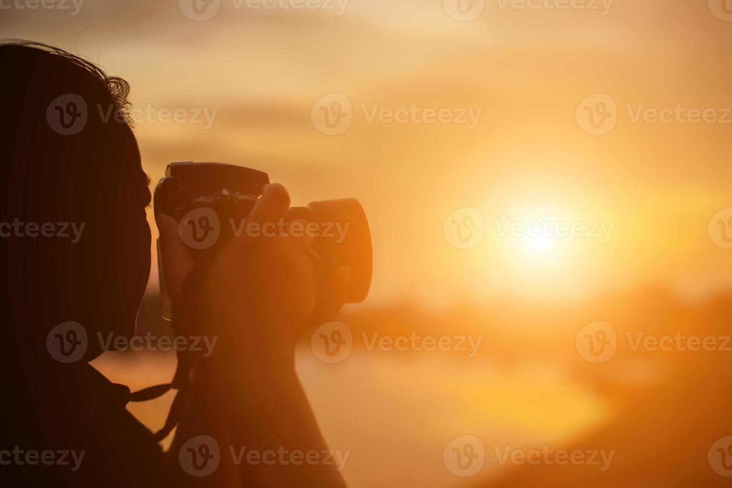 vrouwen natuurfotograaf met digitale camera op de berg foto