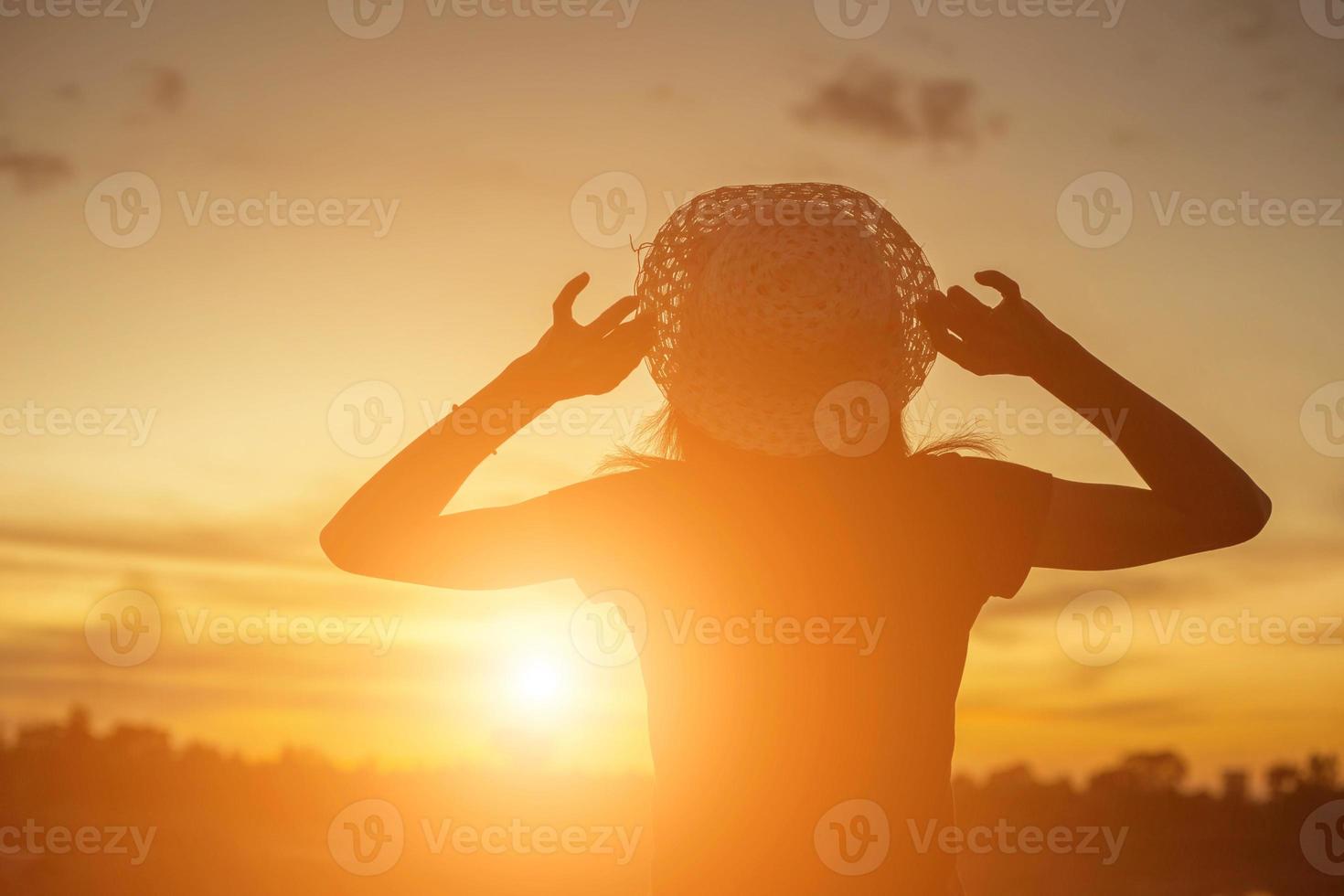 silhouet van een vrouw die bidt over een prachtige hemelachtergrond foto