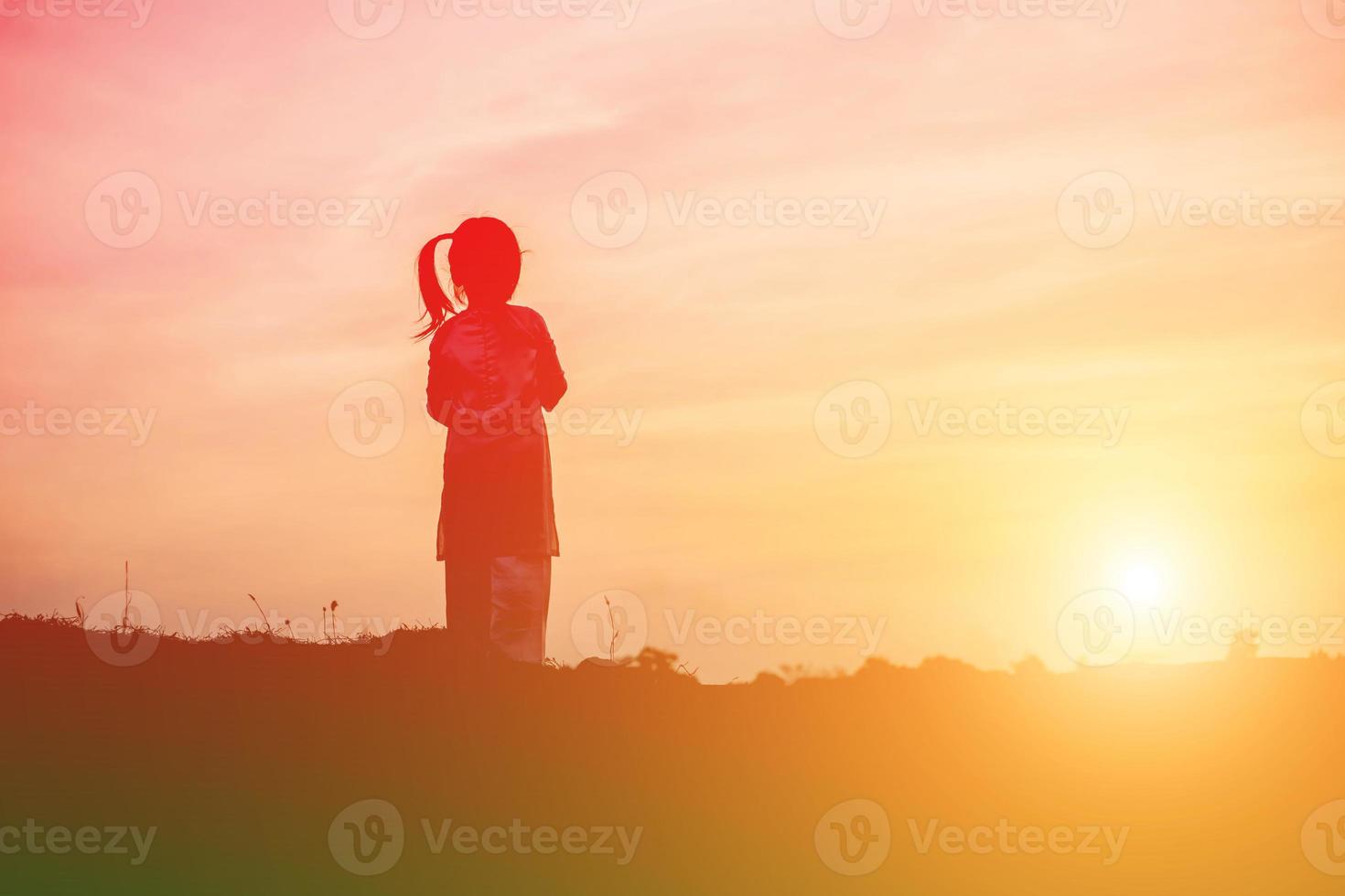 kind silhouet, momenten van vreugde van het kind. op de natuurzonsondergang foto