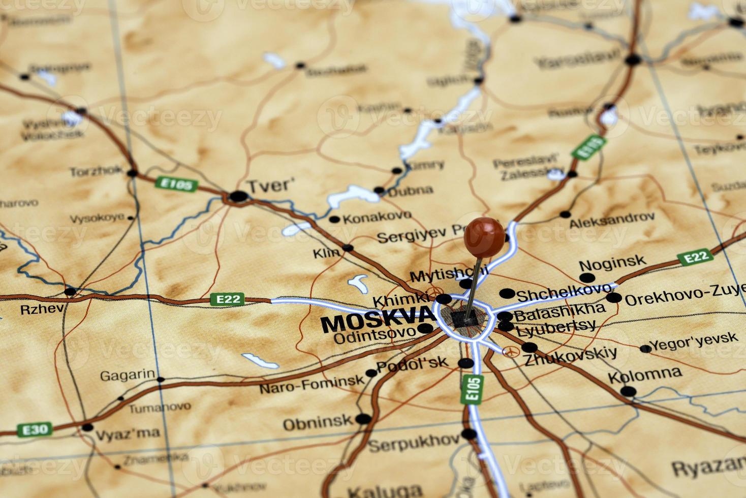 Moskou vastgemaakt op een kaart van Europa foto