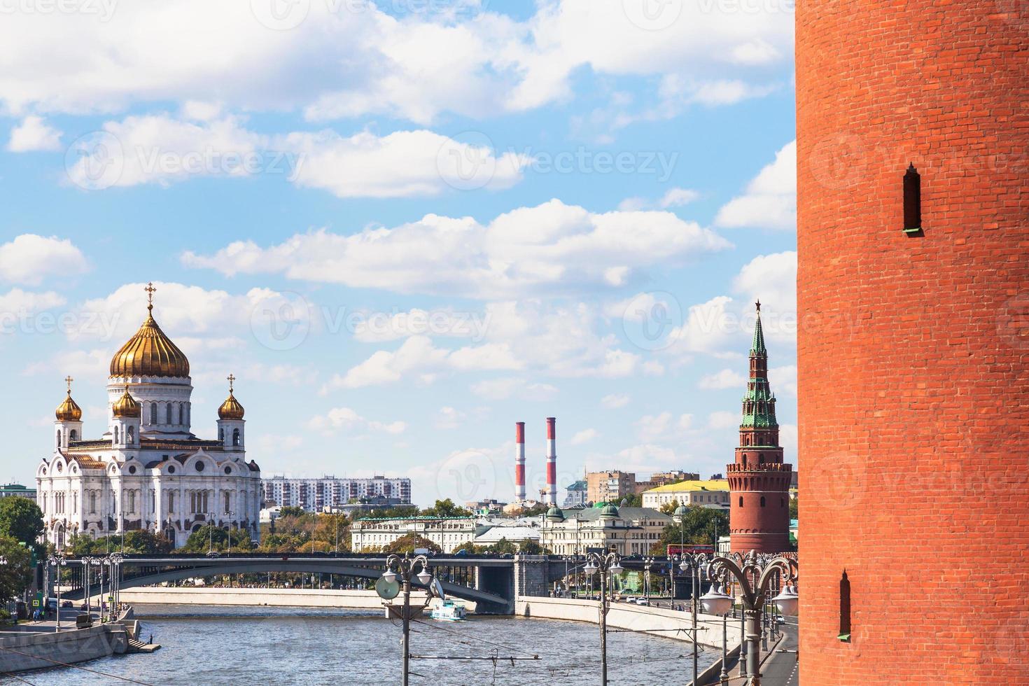 kathedraal van Christus de Verlosser en de torens van het Kremlin foto