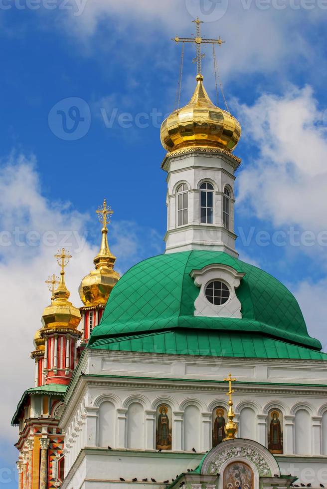 kerk in de drie-eenheid sergius lavra in sergiev posad foto
